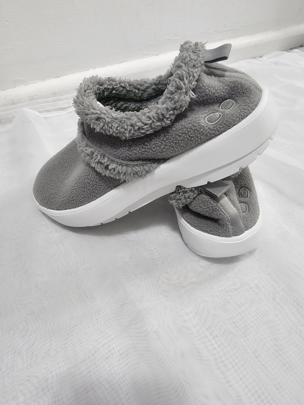 OOFOS OOmg Gray Fleece Faux Fur Trim Slip-On Slippers Women’s US 10 EU 41